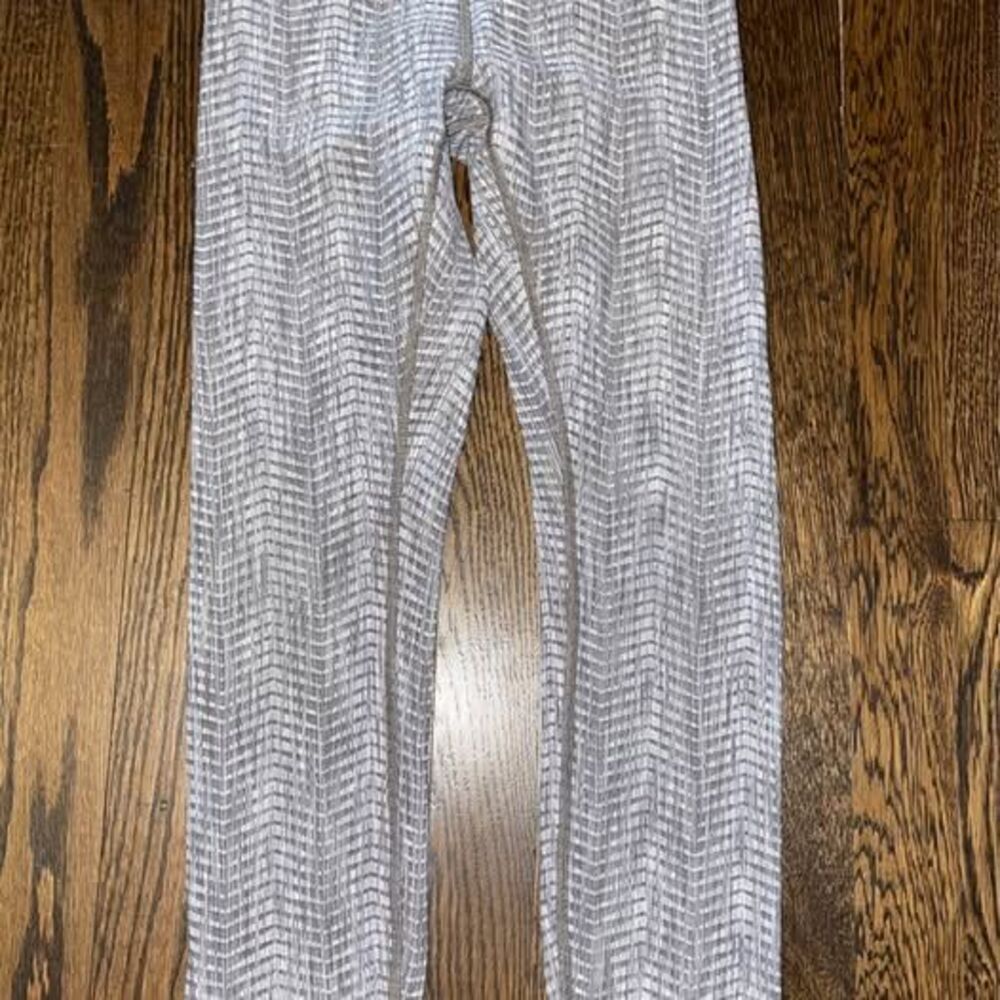 Lululemon size 4 Leggings 3/4 length Grey Geometric